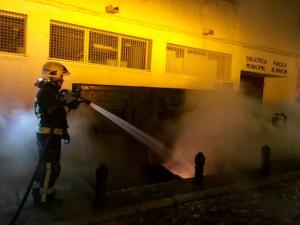 Bomberos y Policía Local han intervenido ante estos actos vandálicos.