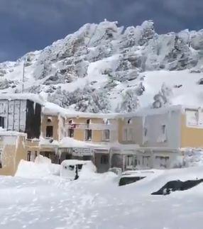 Así está el Albergue, en una imagen extraída de un vídeo que circula por las redes sociales, en el que varias personas intentan sacar vehículos totalmente enterrados en la nieve.