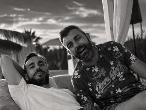 El autor, a la izquierda, junto a su amigo Alberto, al que dedica este homenaje.