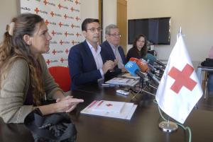 El alcalde, durante la reunión con el presidente de la Cruz Roja.