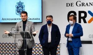 El alcalde, junto al Defensor de la Ciudadanía y el portavoz del gobierno local.