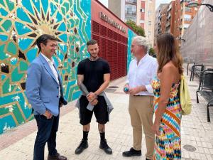 El muralista, con el alcalde y el concejal de Deportes, en la visita a la pisicina.