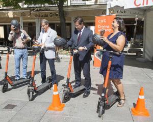 Luis Salvador y César Díaz, este lunes en Plaza Bib-Rambla visitando la exposición de vehículos eléctricos con motivo de la Semana de la Movilidad. 