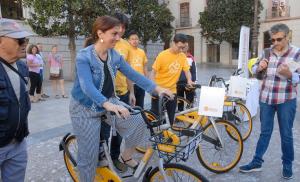 La concejal Raquel Ruz prueba una de las bicis. 