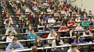 Alumnos y alumnas se examinan de la Pau.