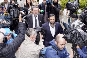 Rafael Amargo acude a la Audiencia Provincial de Madrid junto a su abogado, Jaime Caballero.