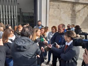 La presidenta del AMPA Palo Seco de Dehesas Viejas atiende a los periodistas.