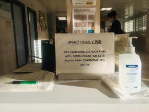 Cartel informando de las pruebas PCR en un centro sanitario.