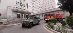 Imagen, al inicio del estado de alarma, de una unidad militar en labores de acondicionamiento del antiguo Clínico.