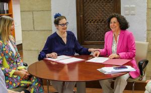 Antonina Rodrigo, en la firma de la donación, junto a la rectora, Pilar Aranda, y la secretaria general de la UGR, Asunción Torres.