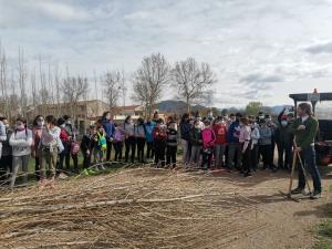 Los escolares de Fuente Vaqueros, antes de proceder a la plantación.