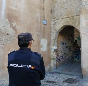 Imagen de archivo de un agente vigilando el Arco de las Pesas, en el Albaicín.