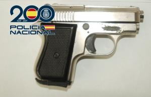 Arma requisada, que había sido modificada para disparar cartuchos con bala.