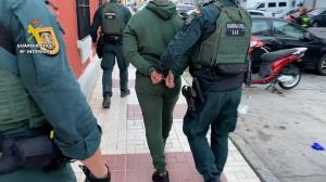 Uno de los detenidos en la operación.