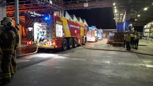 Unidades de bomberos a las puertas de la fábrica, anoche.