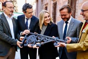 La alcaldesa, con los delegados de la Junta, el edil de Urbanismo y el director de la Alhambra.