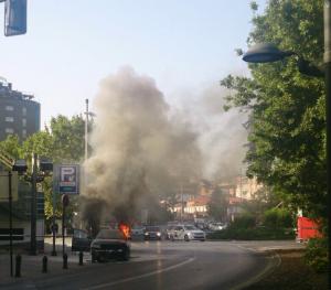 Imagen del vehículo incendiado junto al Palacio de Congresos.