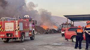 Bomberos y personal de Protección Civil durante las tareas de extinción este lunes.