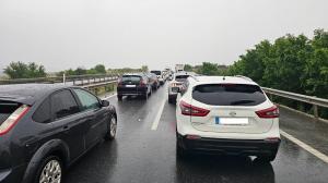 Vehículos atrapados este sábado en un atasco, a la altura de Fuensanta, en la A-92.