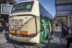 Un bus interurbano con portabicicletas.