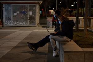 Dos jóvenes permanecen en la calle, en la Avenida de la Constitución, alertados por los últimos seísmos sentidos en la capital. 