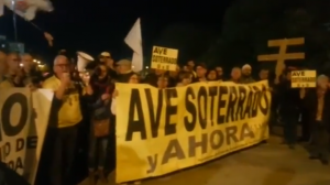 La protesta se ha desarrollado este jueves sobre las vías del tren en el Camino de Ronda.