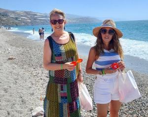 Ceniceros repartidos en la playa de Cambriles. 