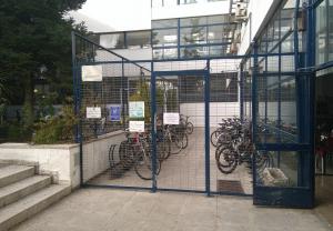 Jaula de aparcamiento para bicis en la Facultad de Ciencias. 