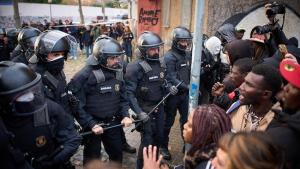 Imagen del desalojo masivo de migrantes en el antiguo instituto B9 de Badalona (Barcelona).