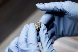 Uno de los integrantes del equipo sostiene una bala localizada junto a los cuerpos.