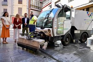 Una máquina de baldeo y fregado en la Plaza del Boquerón. 