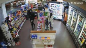 Imagen captada por la cámara de seguridad de una gasolinera durante uno de los atracos.