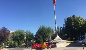 Operarios proceden al cambio de la bandera.