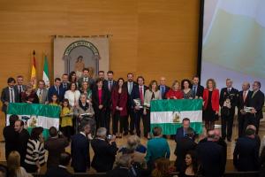 Foto de familia de los galardonados con la consejera y el equipo de delegados de la Junta.
