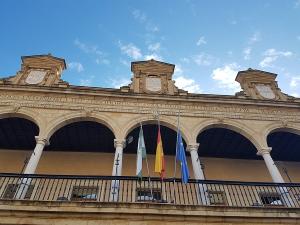 Banderas a media asta en el Ayuntamiento de Guadix.