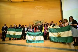 Foto de familia de los premiados y premiadas con los representantes de la Junta.