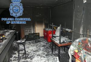 Estado del bar tras ser incendiado. 