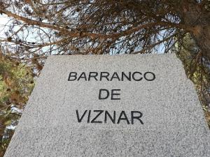 Monolito que señaliza el Barranco de Víznar. 