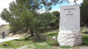 Monolito que señaliza el Barranco de Víznar. 
