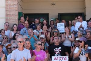 Asistentes a la concentración celebrada a las puertas del Ayuntamiento de Padul.