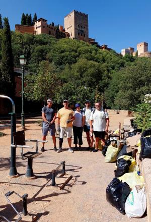 Voluntarios de Colina con la basura retirada del Darro a los pies de la Alhambra. 