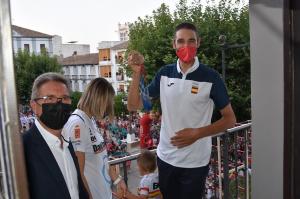 El ciclista, muestra su medalla, en el balcón del museo con su familia y el alcalde de Baza.