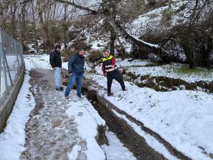 El diputado, en la visita a Beas de Granada, donde un movimiento de tierras ha dejado la tubería de agua al descubierto.