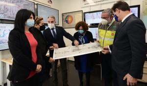 Elías Bendodo, con el resto de autoridades y la rectora, en su visita al 112 en Granada.