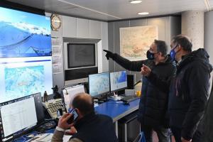 Bendodo junto al director general de Cetursa, Jesús Ibáñez, en el centro de control de la estación de esquí.