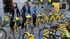 Nuevas bicis frente al Ayuntamiento.