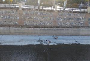 Bicis tiradas al río junto a Puente Verde.