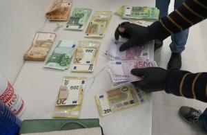 Los agentes han intervenido unos 800.000 euros en metálico. 