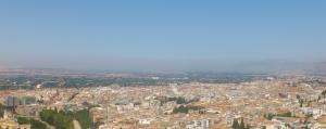 Boina de contaminación sobre Granada y la Vega, este domingo.