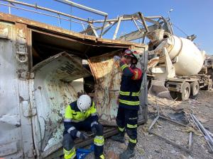 El bombero sexitano David Cabrera se refresca en un descanso de las labores de rescate en Beirut.